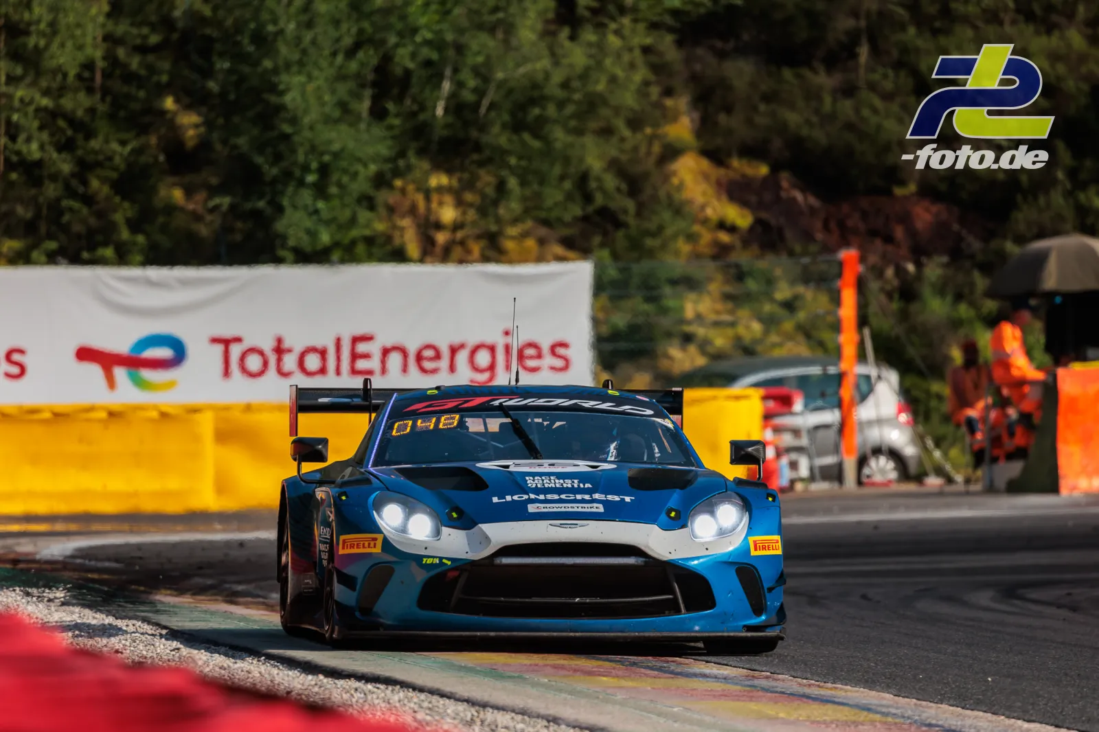 Aston Martin Vantage AMR GT3 EVO Nr. 56 von Ecurie Ecosse Blackthorn in blau-weiß beim 24-Stunden-Rennen auf Spa-Francorchamps.