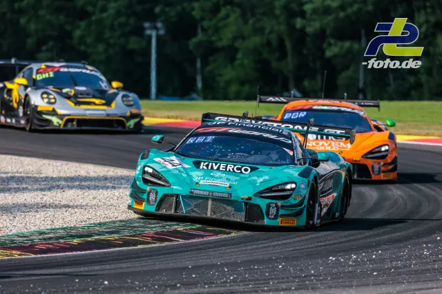 McLaren 720S GT3 EVO in türkis führt vor zwei Konkurrenten durch eine Kurve beim 24-Stunden-Rennen von Spa-Francorchamps.