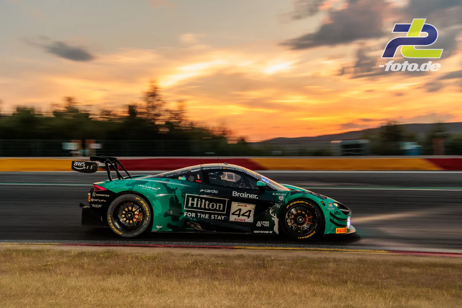 McLaren 720S GT3 EVO #44 von Greystone GT bei Sonnenuntergang auf der Strecke in Spa-Francorchamps während der CrowdStrike 24 Hours of Spa.
