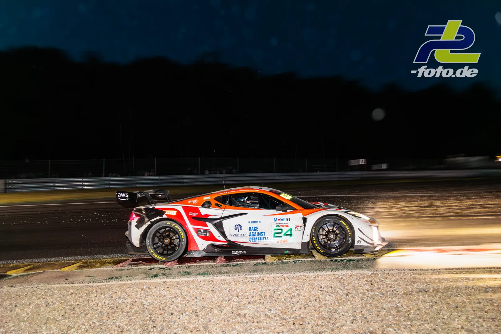 Corvette Z06 GT3 R Nummer 24 bei den CrowdStrike 24 Hours of Spa während der Nachtfahrt in Spa-Francorchamps.