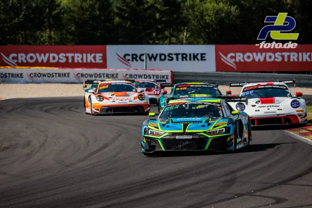 Audi R8 LMS GT3 EVO II #28 führt eine Gruppe GT3-Fahrzeuge durch eine Kurve beim 24-Stunden-Rennen von Spa-Francorchamps.