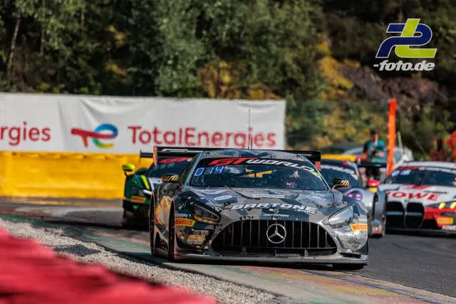 Mercedes-AMG GT3 EVO #6 von GetSpeed Team Bartone Bros führt das Feld beim 24-Stunden-Rennen von Spa-Francorchamps an.