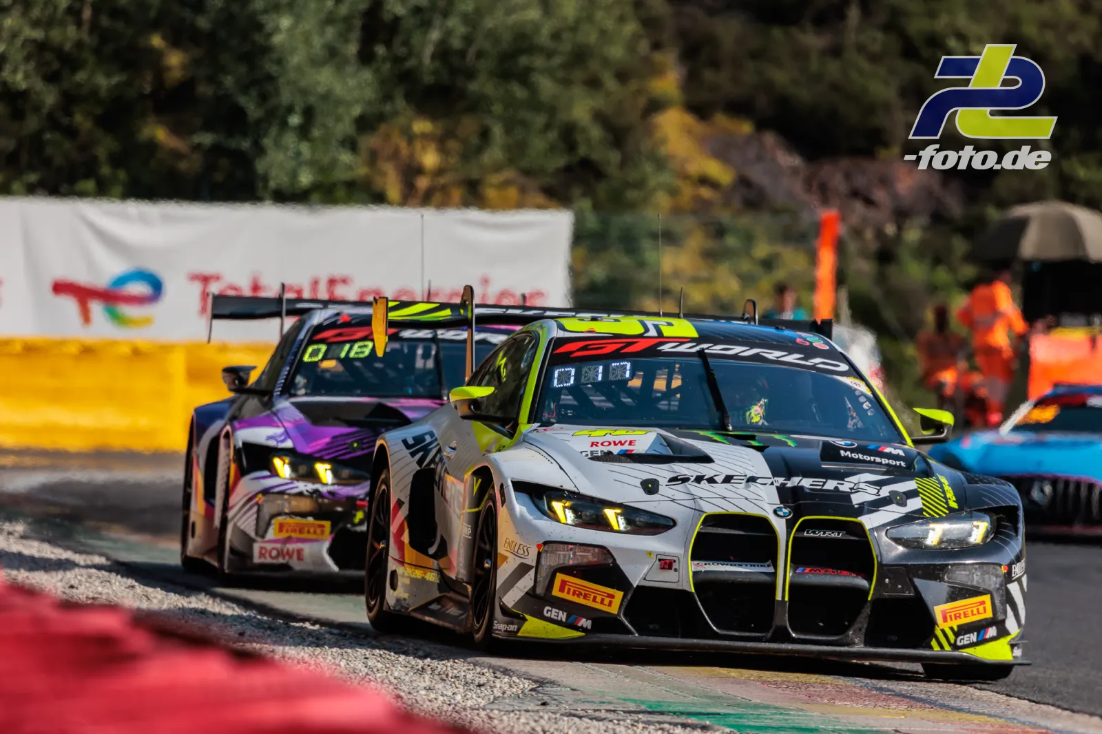 BMW M4 GT3 EVO #46 von Team WRT in der PRO-Klasse beim 24-Stunden-Rennen von Spa-Francorchamps, gefolgt von Konkurrenten auf der Strecke.