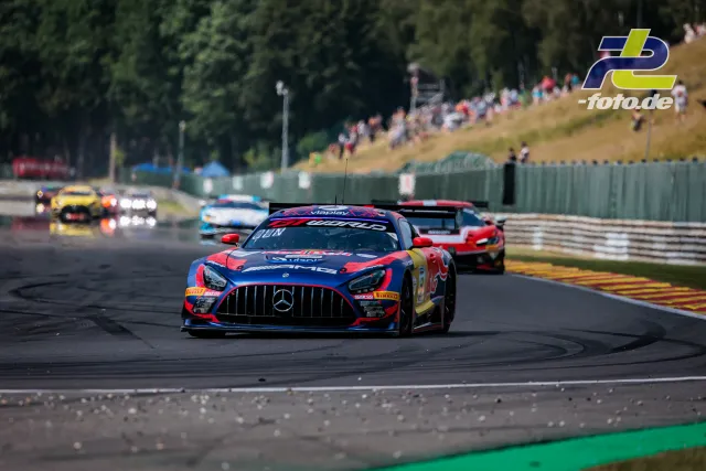Mercedes-AMG GT3 EVO #3 in Kurve bei den 24 Stunden von Spa-Francorchamps, gefolgt von mehreren Konkurrenten vor Zuschauerwall.
