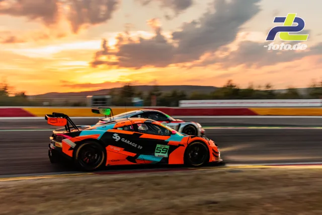 McLaren 720S GT3 EVO bei Sonnenuntergang auf Spa-Francorchamps im Rennen, Seitenansicht mit dramatischem Abendhimmel.