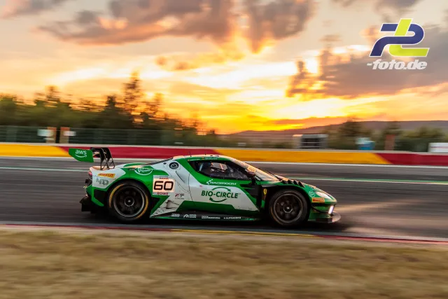 Ferrari 296 GT3 EVO von JMW Motorsport beim 24-Stunden-Rennen von Spa-Francorchamps bei Sonnenuntergang, aufgenommen im Mitzieher.