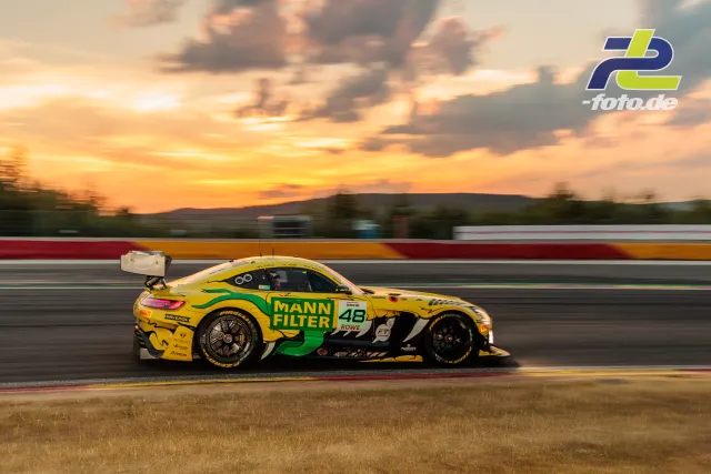 Mercedes-AMG GT3 EVO #48 beim 24-Stunden-Rennen von Spa-Francorchamps bei Sonnenuntergang, Mitzieher in gelb-grüner Lackierung.