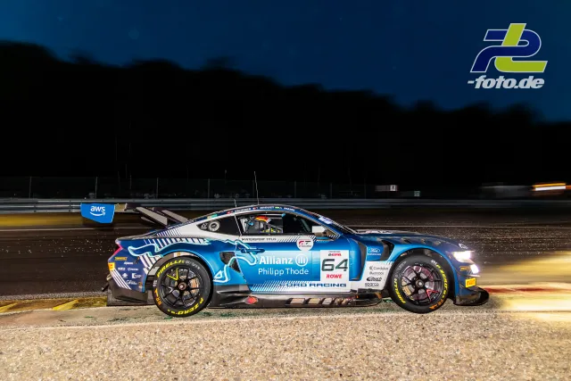 Ford Mustang GT3 EVO #64 im Kiesbett während der 24h von Spa-Francorchamps bei Nacht.