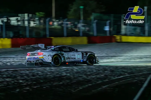 Ford Mustang GT3 EVO mit Startnummer 65 beim 24-Stunden-Rennen von Spa bei Nacht auf nasser Strecke.