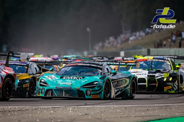 McLaren 720S GT3 EVO Nr. 44 von Greystone GT im dicht gedrängten Startfeld beim 24-Stunden-Rennen von Spa-Francorchamps.