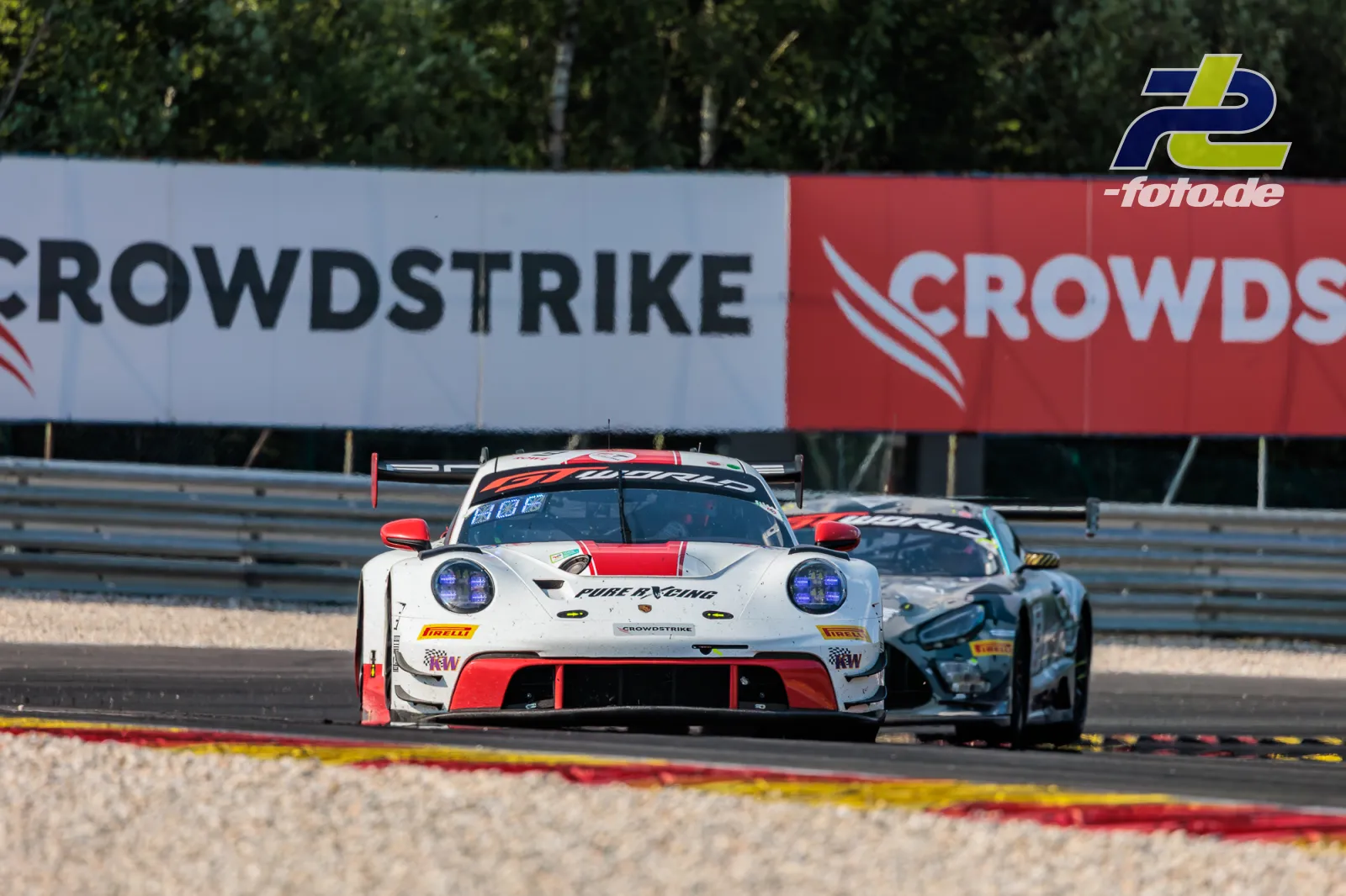 Porsche 911 GT3 R (992) EVO #9 von Pure Rxcing auf der Rennstrecke beim 24-Stunden-Rennen von Spa-Francorchamps, gefolgt von einem Konkurrenten.