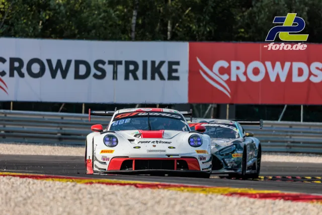 Porsche 911 GT3 R (992) EVO #9 von Pure Rxcing auf der Rennstrecke beim 24-Stunden-Rennen von Spa-Francorchamps, gefolgt von einem Konkurrenten.