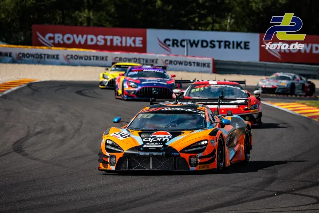 McLaren 720S GT3 EVO führt eine Gruppe von GT3-Fahrzeugen in einer Kurve beim 24-Stunden-Rennen von Spa-Francorchamps an.