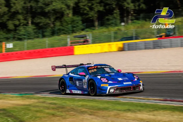Porsche 911 GT3 R (992) EVO von Rutronik Racing in Kurve bei 24h Spa-Francorchamps, blaue Lackierung mit pinkfarbenen Akzenten.