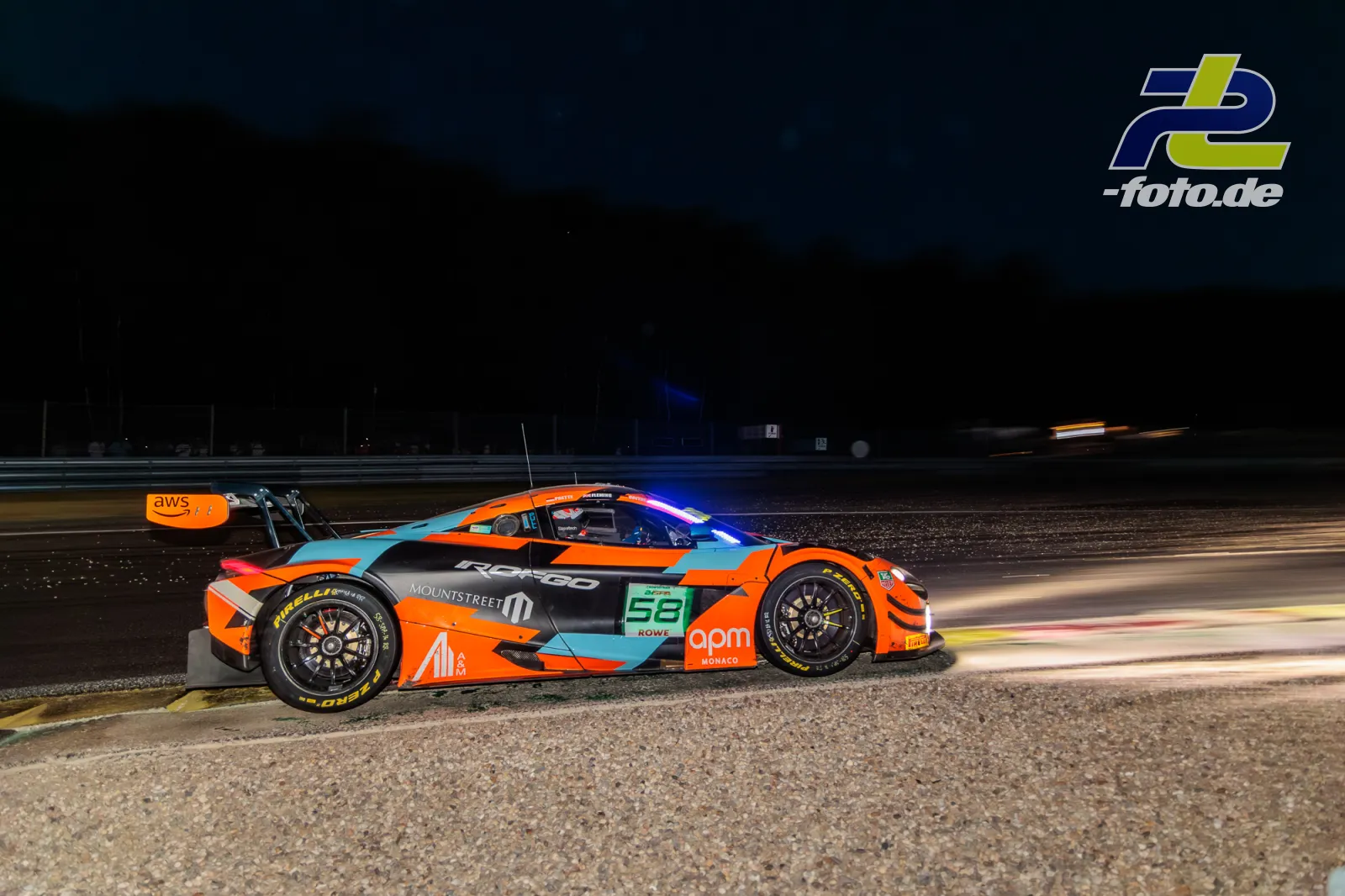 McLaren 720S GT3 EVO #58 von Garage 59 in der Nacht auf der Strecke in Spa-Francorchamps beim 24-Stunden-Rennen