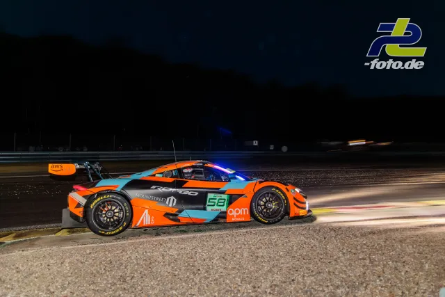 McLaren 720S GT3 EVO #58 von Garage 59 in der Nacht auf der Strecke in Spa-Francorchamps beim 24-Stunden-Rennen