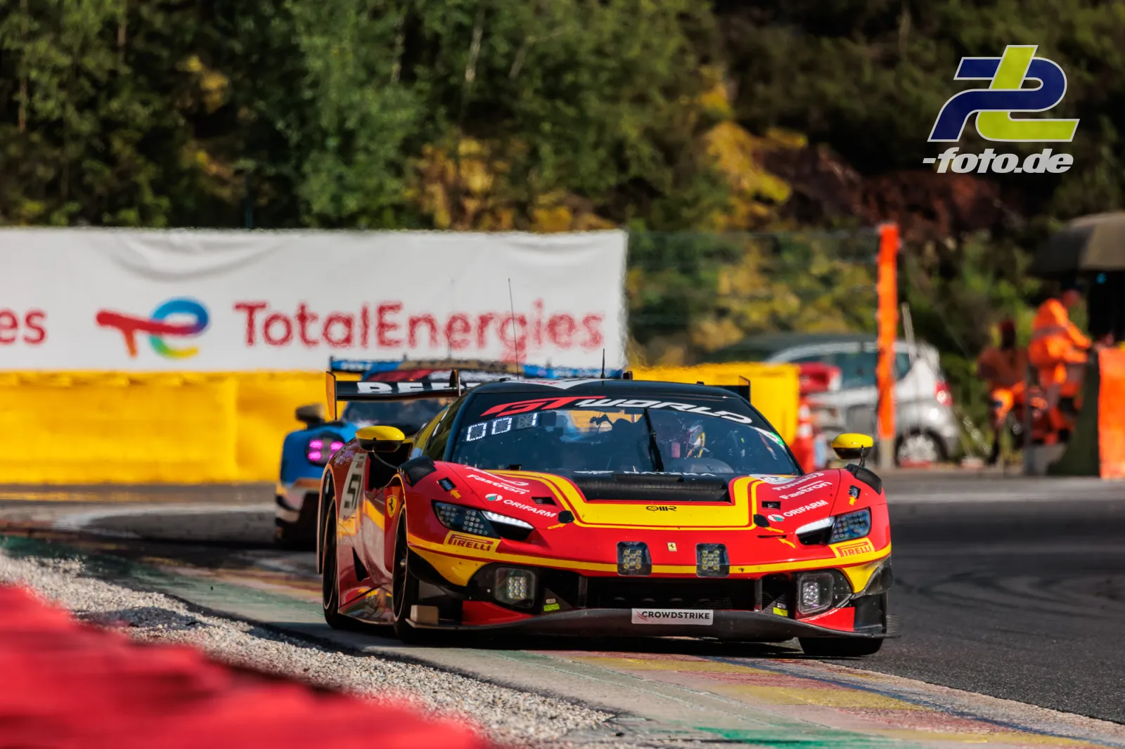 Ferrari 296 GT3 EVO #51 von AF Corse in rot-gelber Lackierung auf der Strecke beim 24-Stunden-Rennen von Spa-Francorchamps.