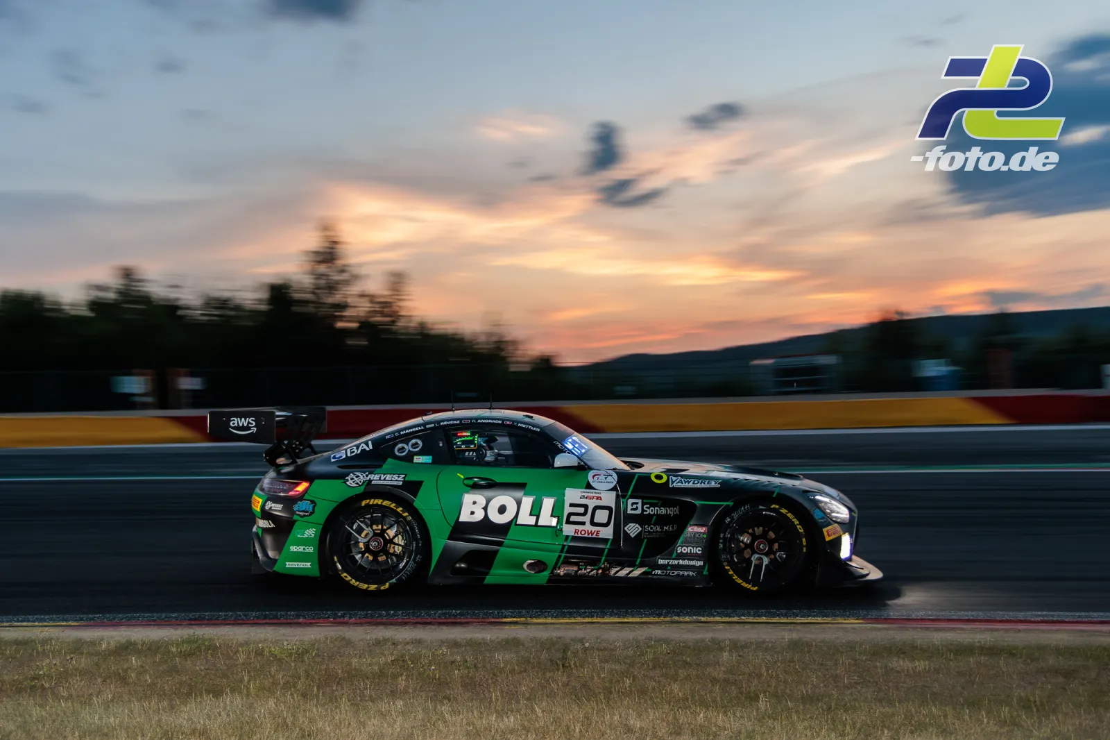 Mercedes-AMG GT3 EVO #20 bei Sonnenuntergang auf der Strecke in Spa-Francorchamps während der 24 Stunden von Spa.