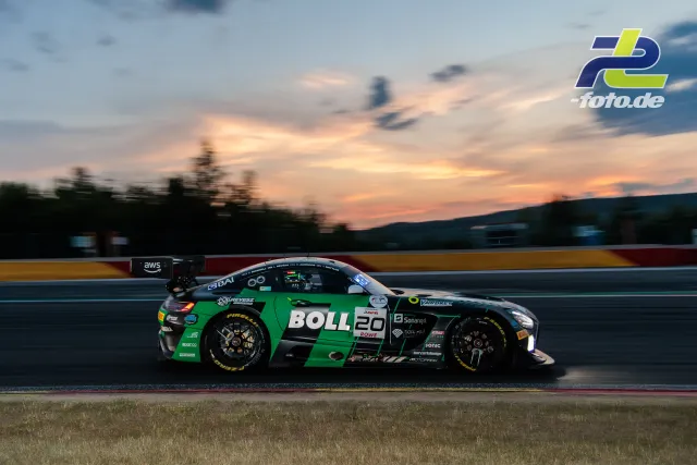 Mercedes-AMG GT3 EVO #20 bei Sonnenuntergang auf der Strecke in Spa-Francorchamps während der 24 Stunden von Spa.