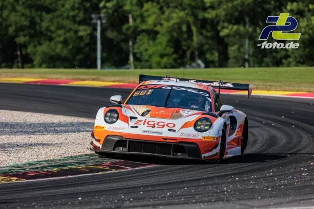 Porsche 911 GT3 R des Ziggo Sport Tempesta Racing fährt über Randsteine in Spa-Francorchamps während der 24 Stunden von Spa.