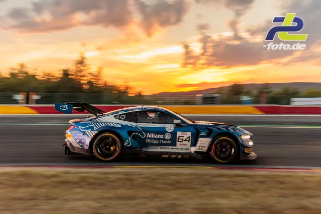 Ford Mustang GT3 EVO #64 bei Sonnenuntergang auf der Strecke in Spa-Francorchamps während des 24-Stunden-Rennens, als Mitzieher aufgenommen