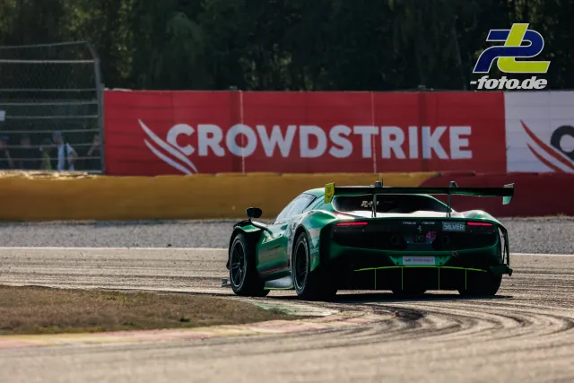 Ferrari 296 GT3 EVO von Rinaldi Racing im Kiesbett neben der Strecke beim 24-Stunden-Rennen von Spa-Francorchamps, Heckansicht.
