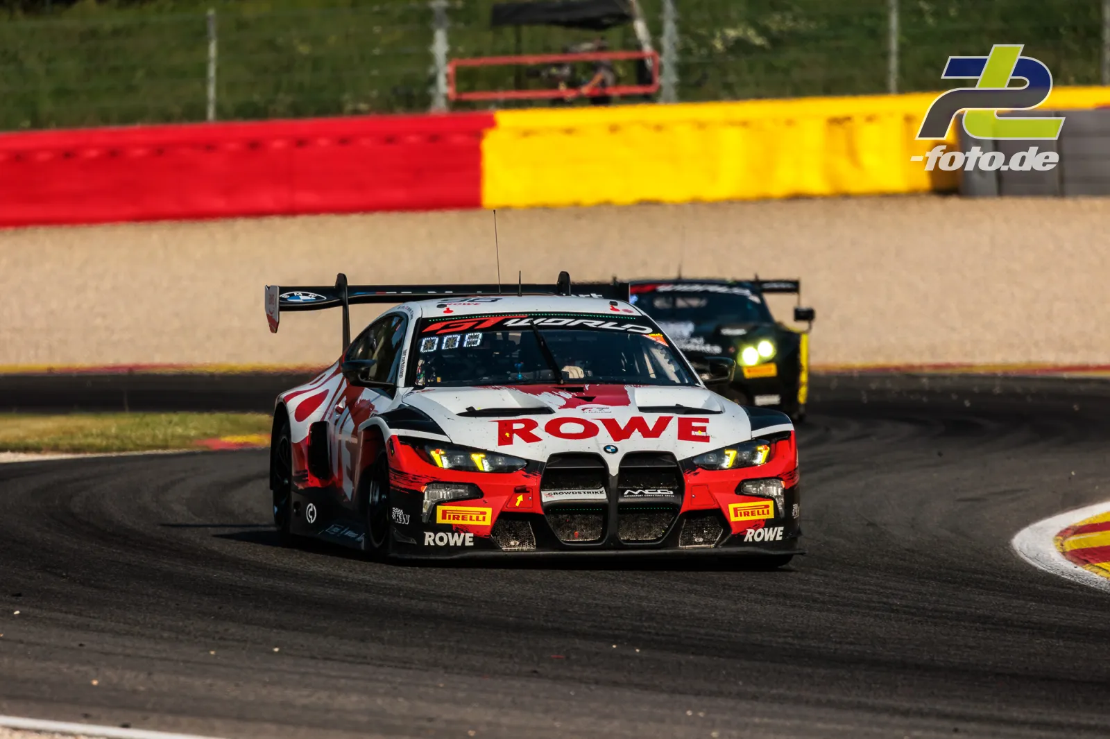 BMW M4 GT3 EVO in Kurve auf Spa-Francorchamps beim 24-Stunden-Rennen, gefolgt von einem weiteren GT3-Fahrzeug.
