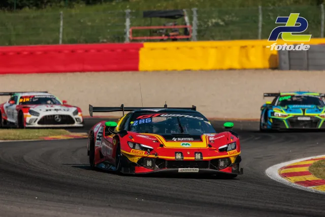 Ferrari 296 GT3 EVO #52 von AF Corse in einer Kurve auf dem Circuit de Spa-Francorchamps während des 24-Stunden-Rennens.