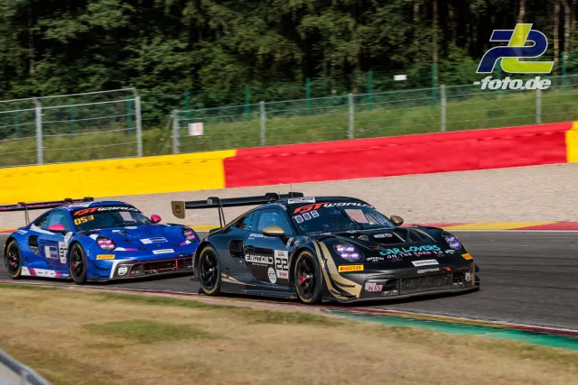 Zwei GT3-Rennwagen im Zweikampf auf dem Spa-Francorchamps während der 24 Stunden von Spa, Porsche 911 GT3 R führt vor blauem Konkurrenten.