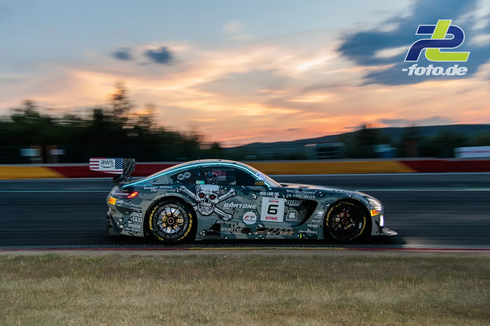Porsche 911 GT3 R #6 bei Sonnenuntergang auf Spa-Francorchamps während des 24-Stunden-Rennens, aufgenommen als Mitzieher