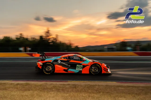 McLaren 720S GT3 EVO #59 bei Sonnenuntergang auf der Geraden in Spa-Francorchamps während der CrowdStrike 24 Hours of Spa