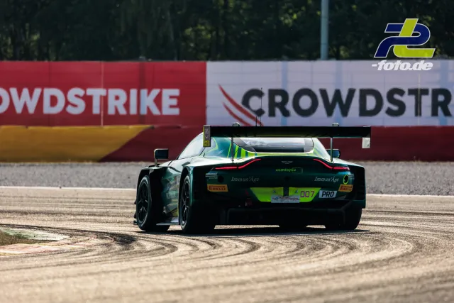 Aston Martin Vantage AMR GT3 EVO #7 von Comtoyou Racing in Kurve auf Randstein am Kiesbett bei den 24 Stunden von Spa-Francorchamps