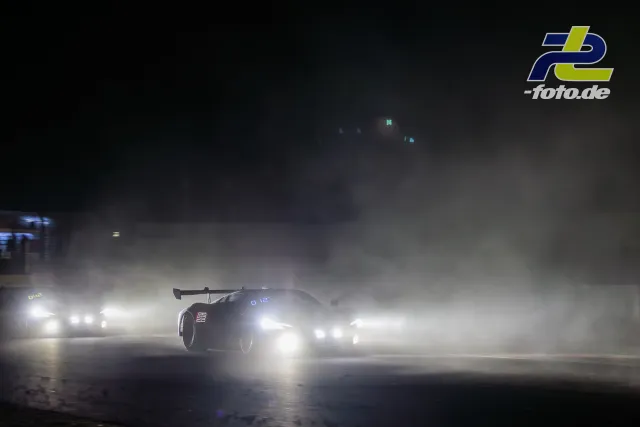 Ferrari 296 GT3 EVO #52 von AF Corse bei Nacht im dichten Nebel während der 24 Stunden von Spa-Francorchamps mit eingeschalteten Scheinwerfern.