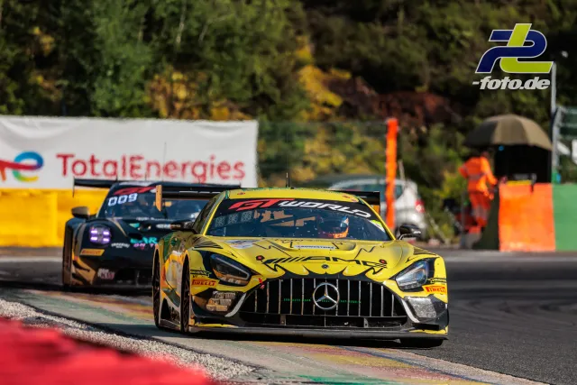 Mercedes-AMG GT3 EVO #48 beim 24-Stunden-Rennen in Spa-Francorchamps auf der Strecke, verfolgt von einem weiteren GT3-Fahrzeug.