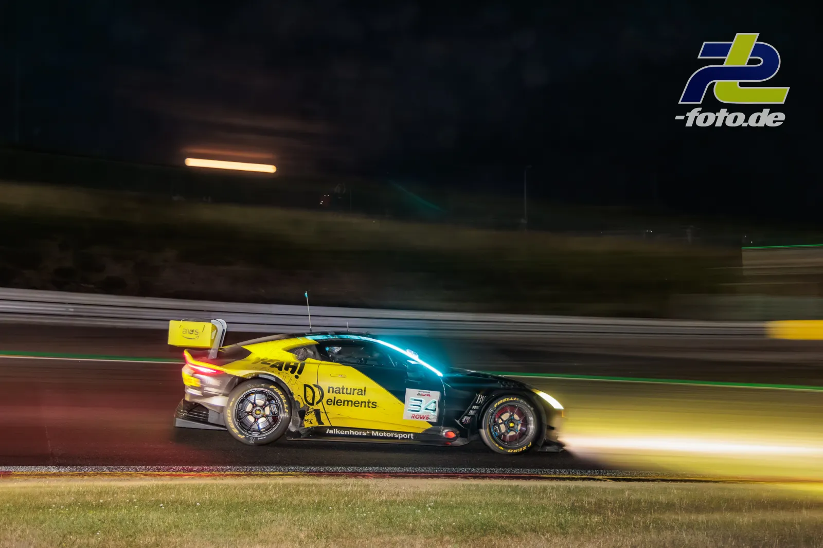Aston Martin Vantage AMR GT3 EVO Nr. 34 bei Nacht auf der Strecke in Spa-Francorchamps, aufgenommen als Mitzieher mit Bewegungsunschärfe.