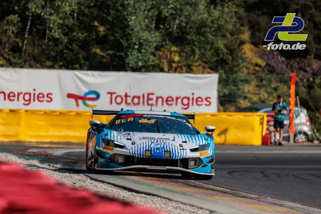 Ferrari 296 GT3 EVO von Kessel Racing in einer Kurve beim 24-Stunden-Rennen von Spa-Francorchamps, weiß-blaue Lackierung mit Streifen.