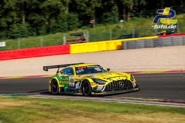 Mercedes-AMG GT3 EVO Nr. 48 in gelb-grüner MANN-FILTER-Lackierung fährt durch eine Kurve in Spa-Francorchamps beim 24-Stunden-Rennen.