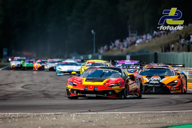 Ferrari 296 GT3 EVO #51 von AF Corse führt das Feld beim Start der 24 Stunden von Spa-Francorchamps an.