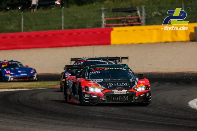 Audi R8 LMS GT3 EVO II #84 von Eastalent Racing führt eine Gruppe von GT3-Fahrzeugen durch eine Kurve beim 24h-Rennen in Spa-Francorchamps.