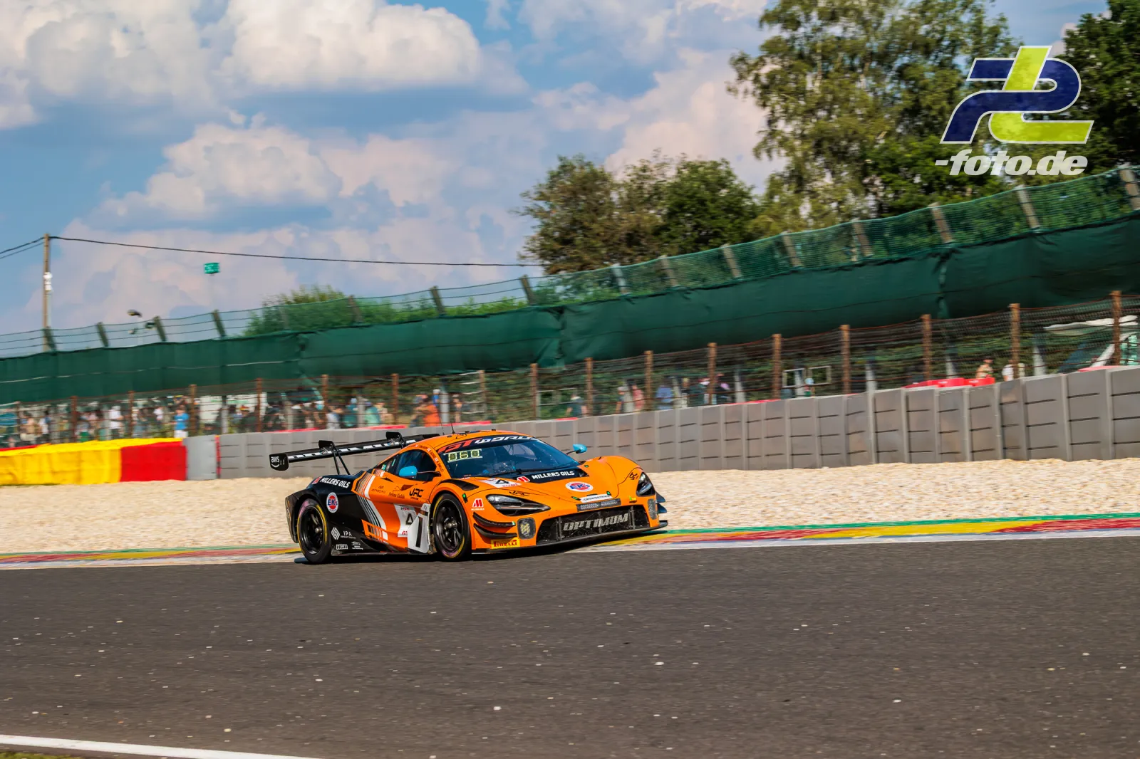 Orange-schwarzer McLaren 720S GT3 EVO auf der Strecke bei den CrowdStrike 24 Hours of Spa in Spa-Francorchamps.
