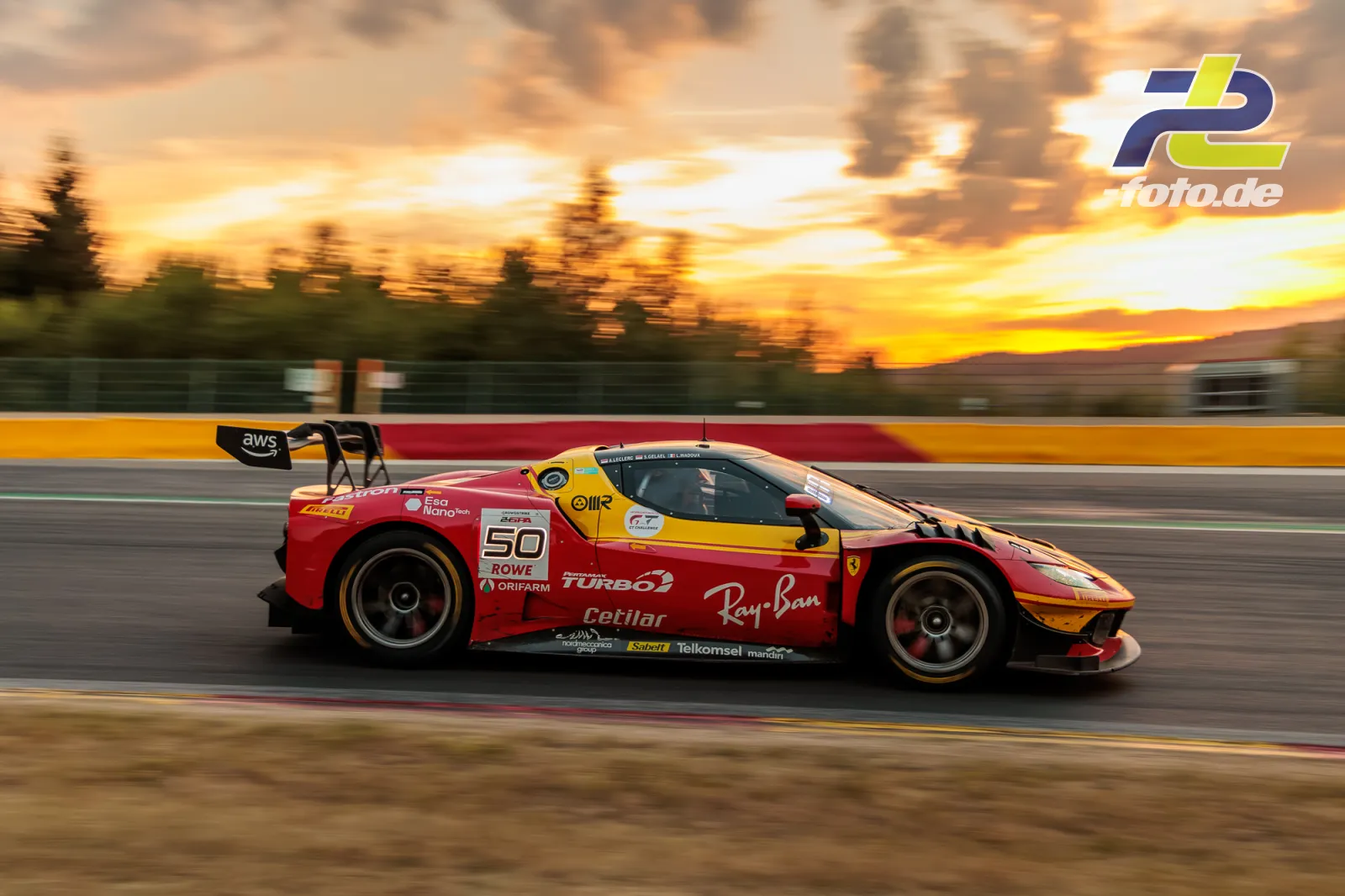 Ferrari 296 GT3 EVO mit Startnummer 50 von AF Corse in Fahrt bei Sonnenuntergang beim 24-Stunden-Rennen von Spa-Francorchamps, Mitzieher.