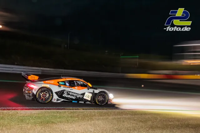Audi R8 LMS GT3 EVO II #88 von Tresor Attempto Racing beim Nachtrennen der 24 Stunden von Spa, dynamischer Mitzieher mit Bewegungsunschärfe.