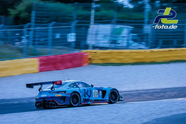 Mercedes-AMG GT3 EVO #33 von 2Seas Motorsport in hellblauer Lackierung bei den 24 Stunden von Spa, aufgenommen mit Mitzieher-Technik.