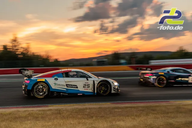 Audi R8 LMS GT3 EVO II #25 von Sainteloc Racing bei Sonnenuntergang auf der Rennstrecke in Spa-Francorchamps während des 24-Stunden-Rennens.