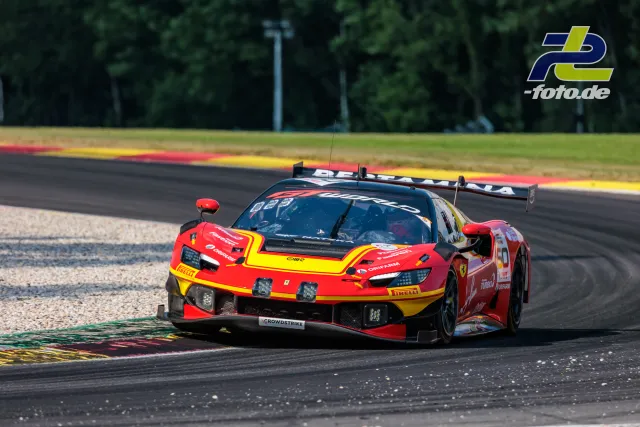 Ferrari 296 GT3 EVO #50 von AF Corse beim CrowdStrike 24 Hours of Spa, in rot-gelber Lackierung am Kurvenausgang über das Kiesbett fahrend.