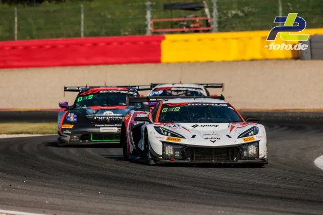 Weißer Corvette Z06 GT3 R von Steller Motorsport führt vor einem Porsche durch eine Kurve beim 24-Stunden-Rennen von Spa-Francorchamps