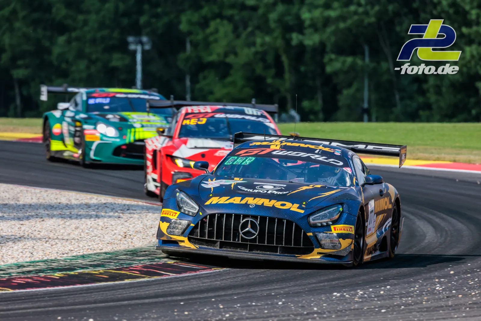 Mercedes-AMG GT3 EVO Nr. 177 in blau-gelber Lackierung führt zwei Konkurrenten durch eine Kurve beim 24-Stunden-Rennen von Spa-Francorchamps.