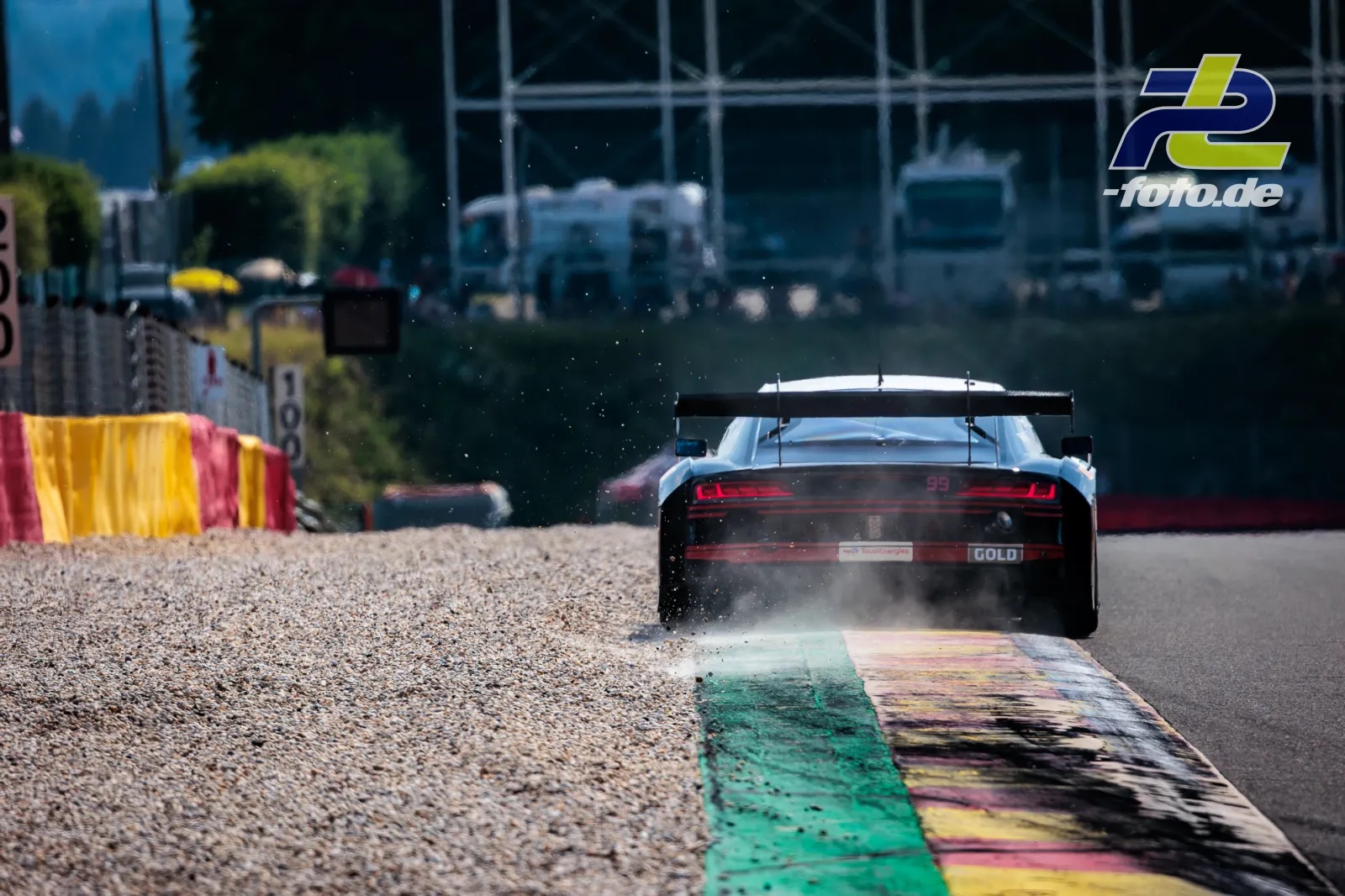 Audi R8 LMS GT3 EVO II von Tresor Attempto Racing streift das Kiesbett in der Kurve beim 24-Stunden-Rennen in Spa-Francorchamps.