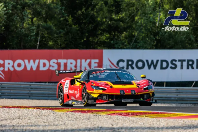 Ferrari 296 GT3 EVO Nummer 51 von AF Corse beim 24-Stunden-Rennen von Spa-Francorchamps auf der Rennstrecke.