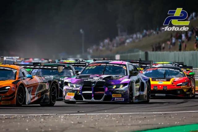 Dichtes Fahrerfeld beim Start des 24-Stunden-Rennens von Spa-Francorchamps mit Zuschauern auf der Tribüne